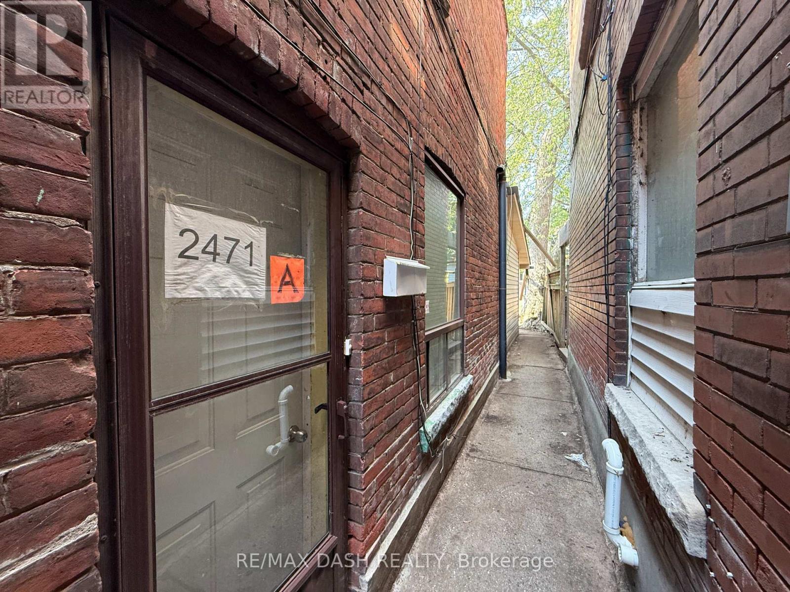 Photo 5 of Upper 2471 Dundas Street W, Toronto ON