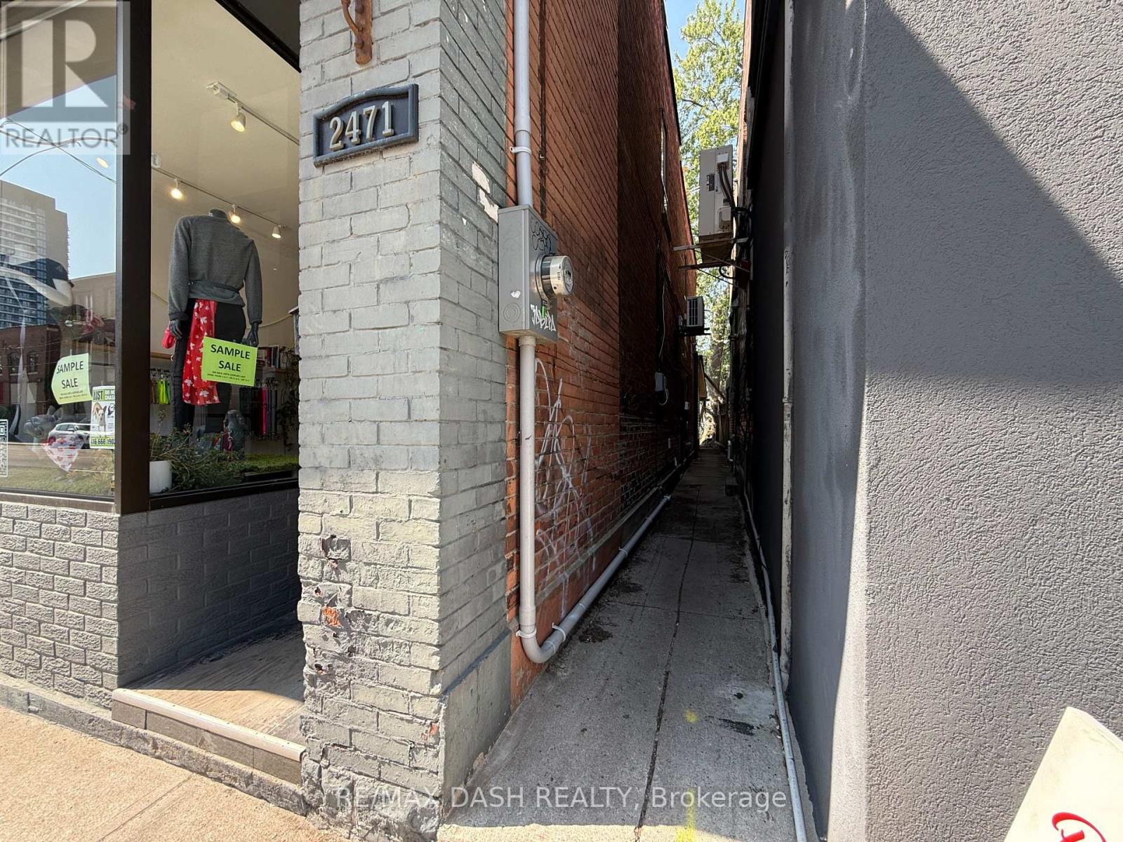 Photo 17 of Upper 2471 Dundas Street W, Toronto ON