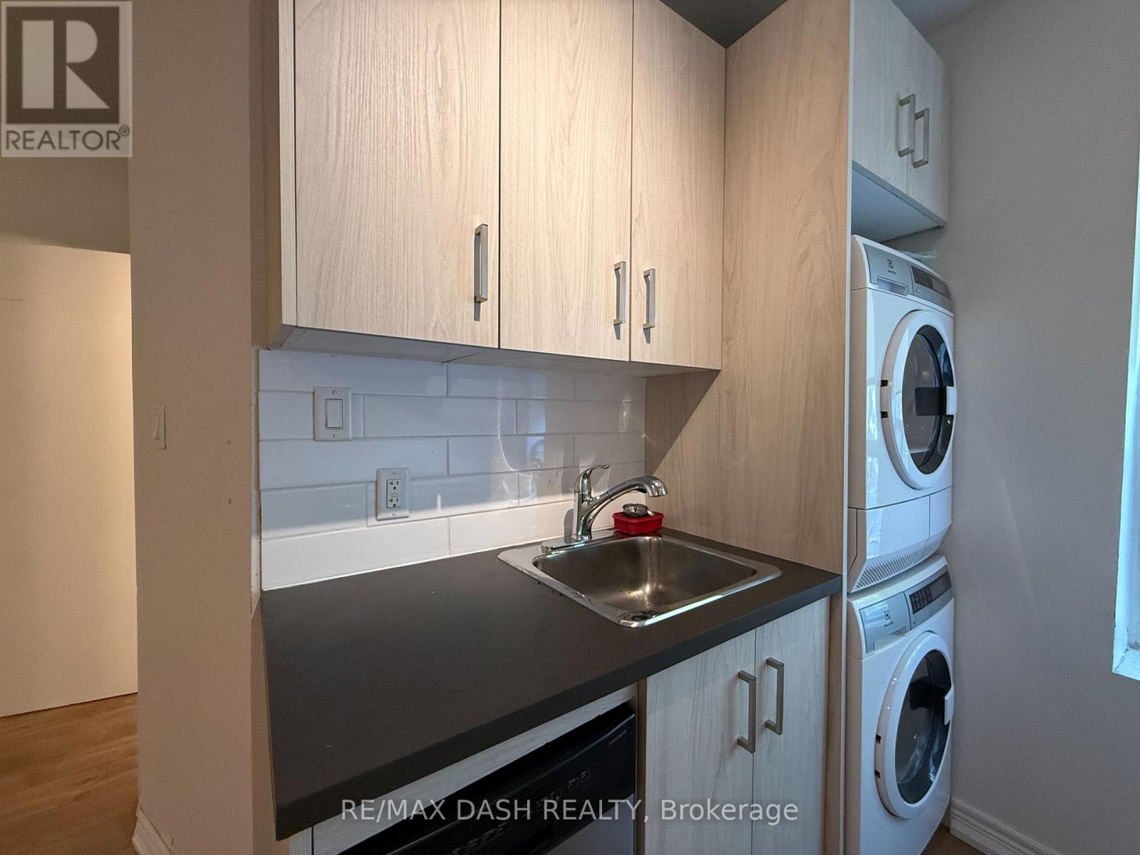 Photo 2 of Upper 2471 Dundas Street W, Toronto ON