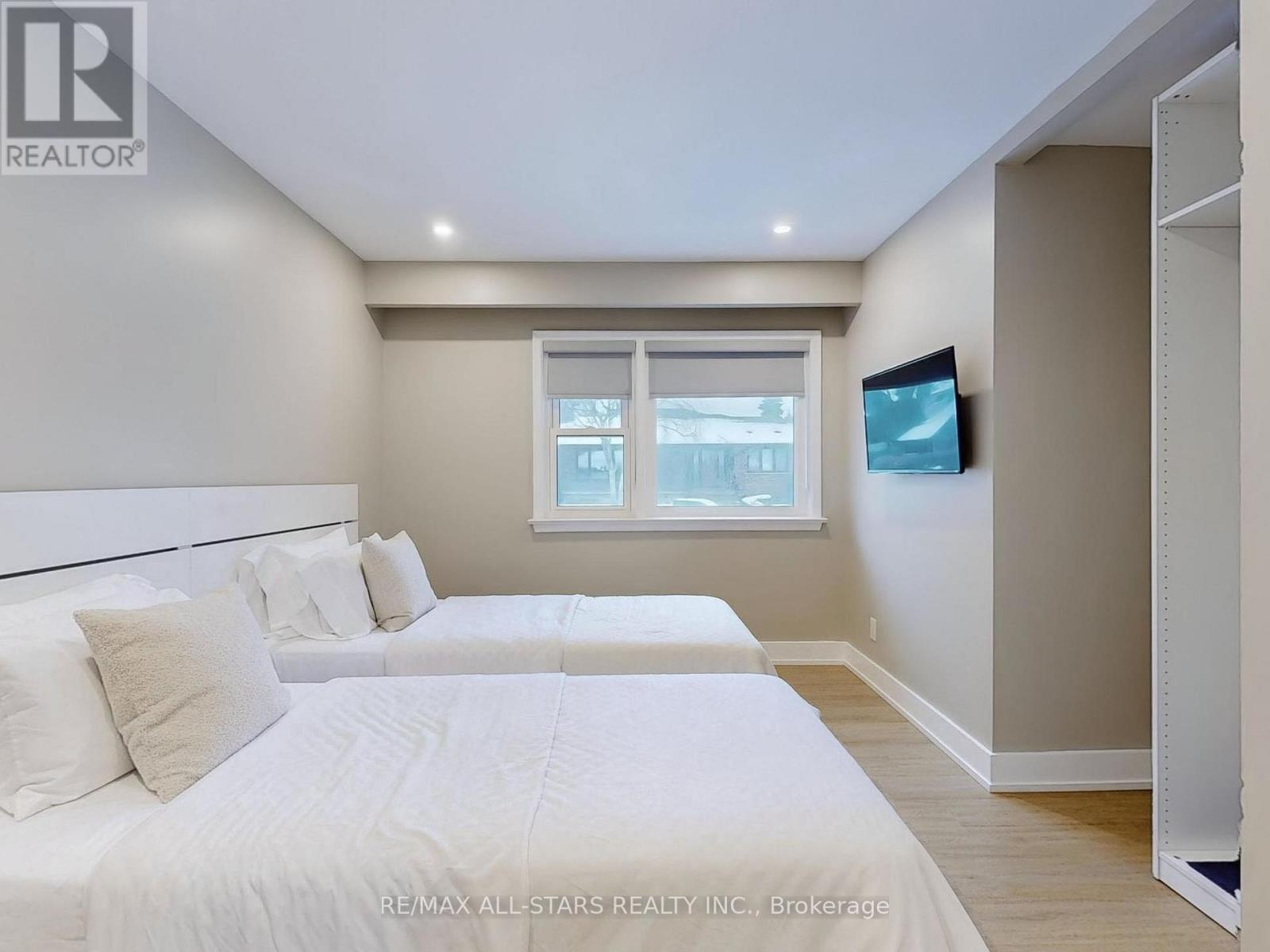Photo 6 of 105 Betty Ann Drive, Toronto ON