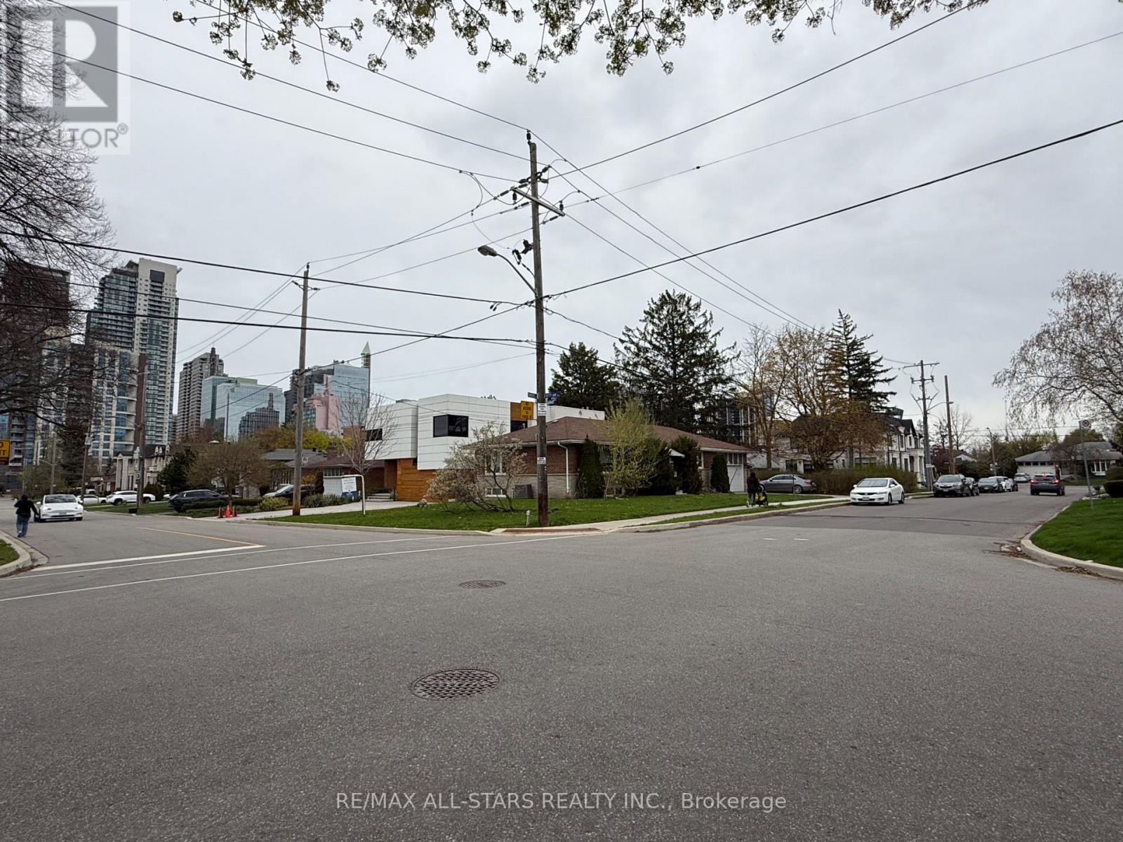 Photo 10 of 105 Betty Ann Drive, Toronto ON