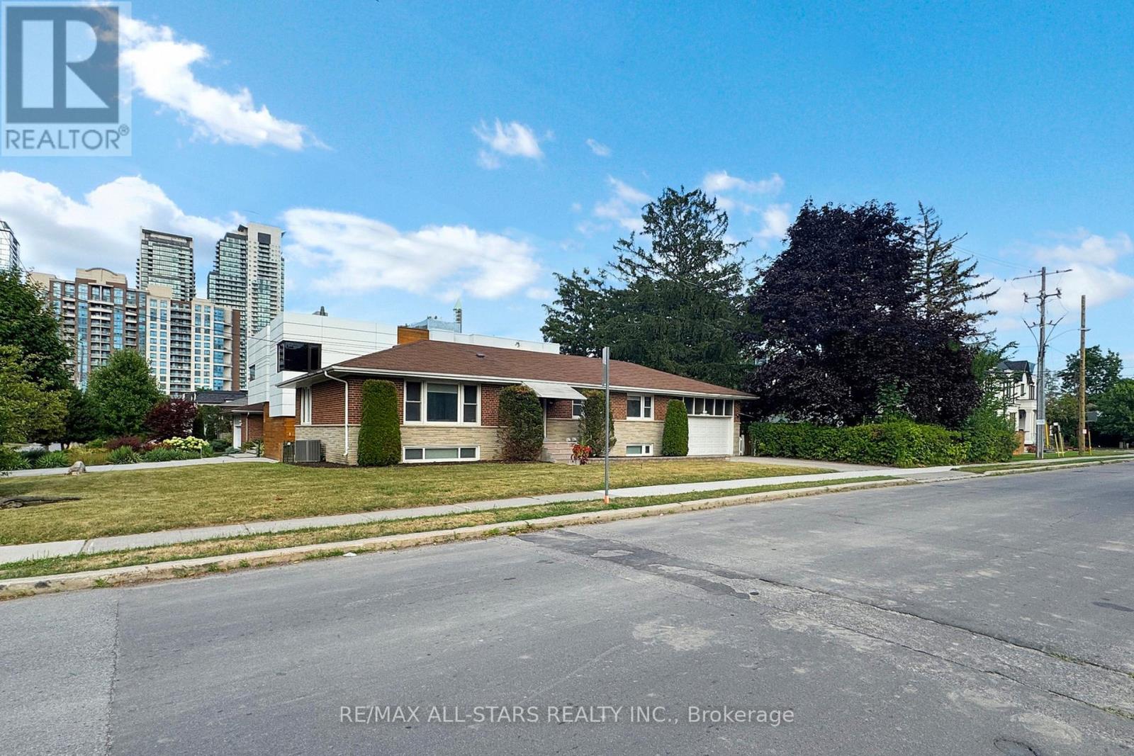 Photo 4 of 105 Betty Ann Drive, Toronto ON