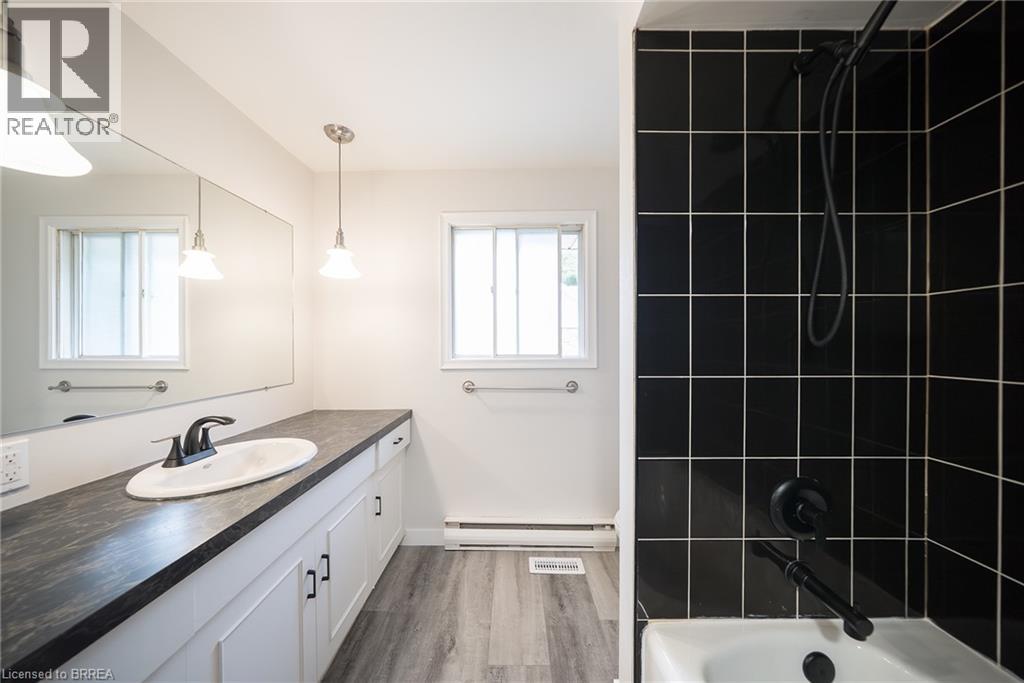 Photo 35 of 11 Glenwood Drive, Brantford ON
