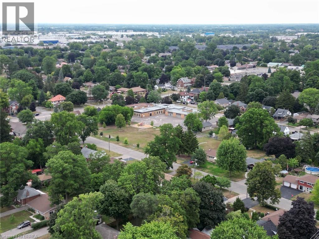 Photo 4 of 11 Glenwood Drive, Brantford ON