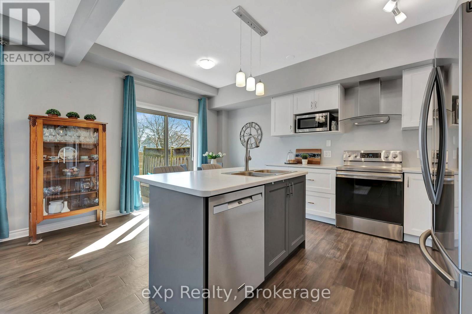 Photo 8 of D 2 12 Brantwood Park Road, Brantford ON