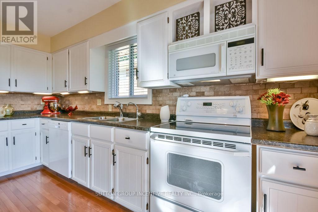 Photo 34 of 17 Kenny Crescent, Barrie ON