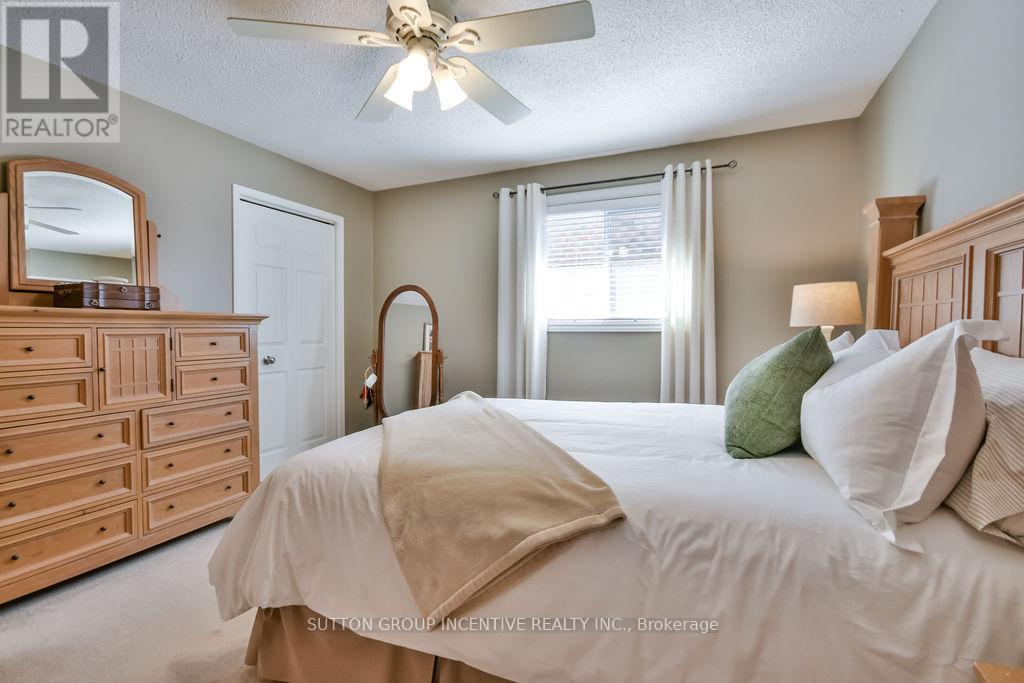 Photo 3 of 17 Kenny Crescent, Barrie ON