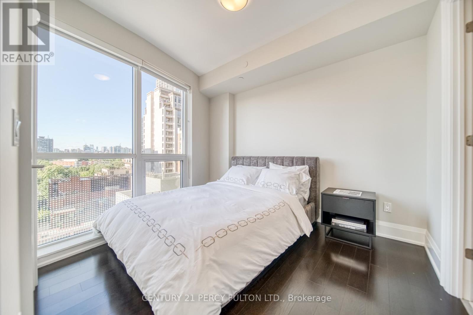 Photo 2 of 904 88 Cumberland Street, Toronto ON