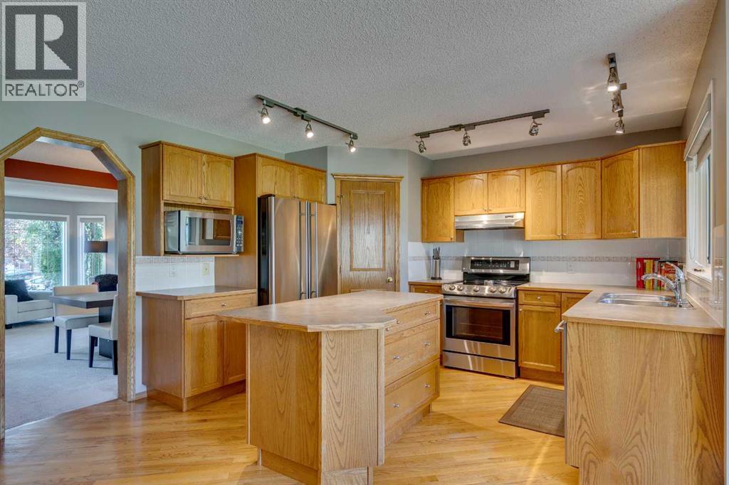 Single Family House for Sale in  Sienna Park Court SW Signal Hill Calgary 