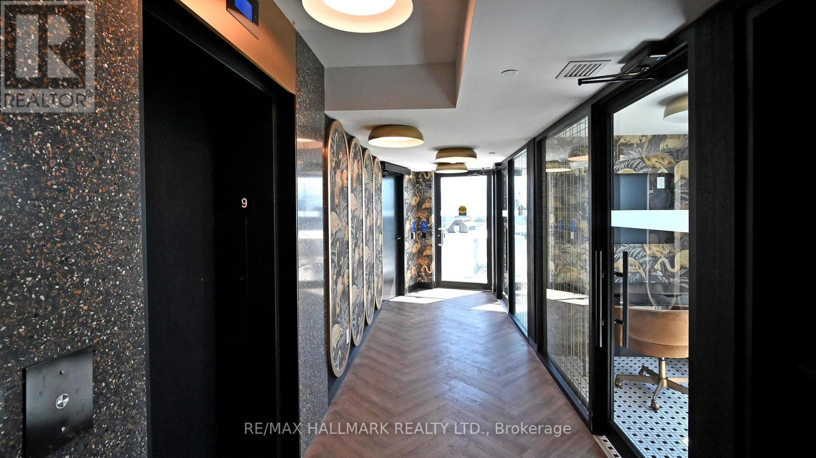 Photo 2 of 703 5 Lakeview Avenue, Toronto ON