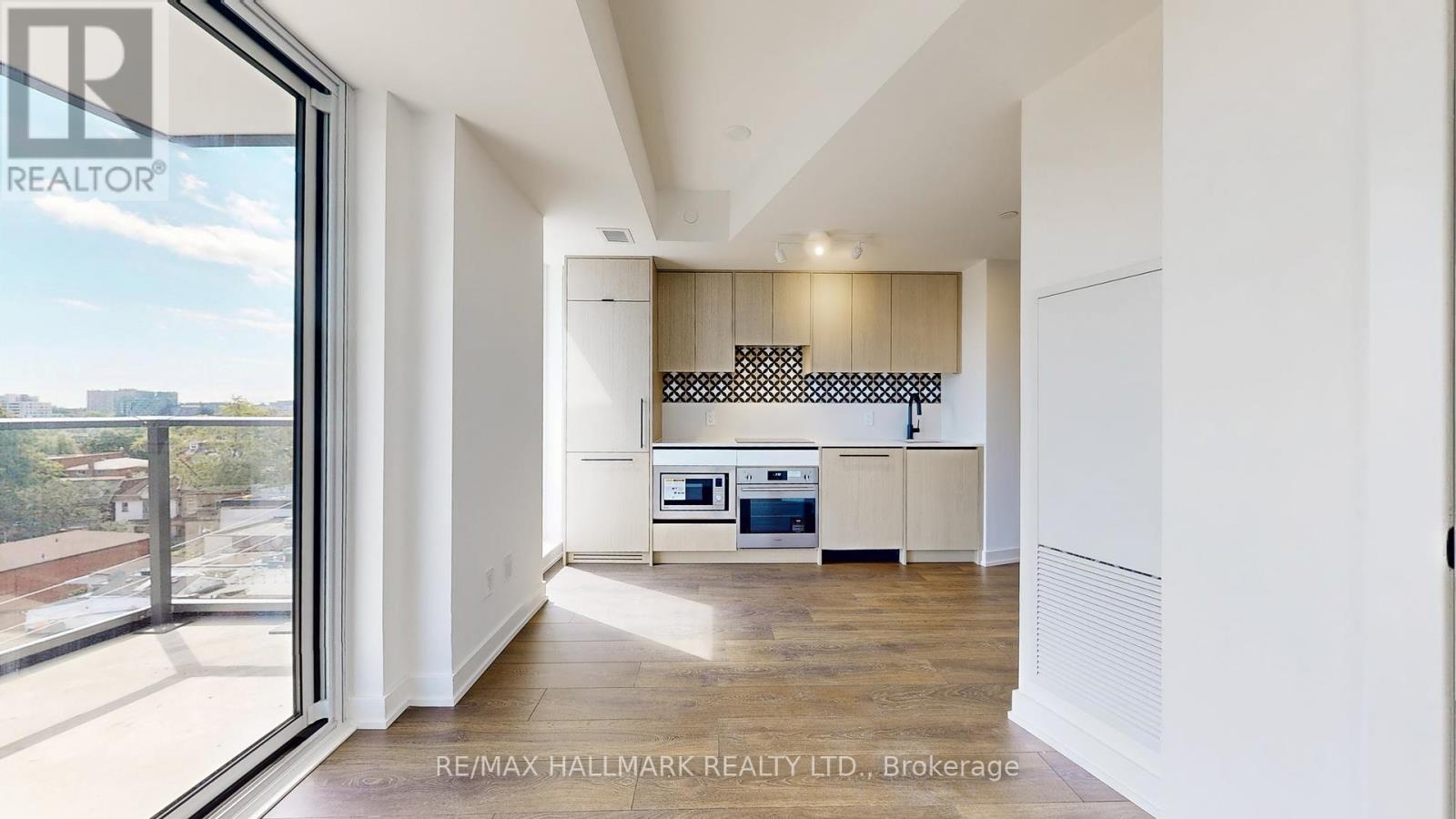 Photo 3 of 703 5 Lakeview Avenue, Toronto ON