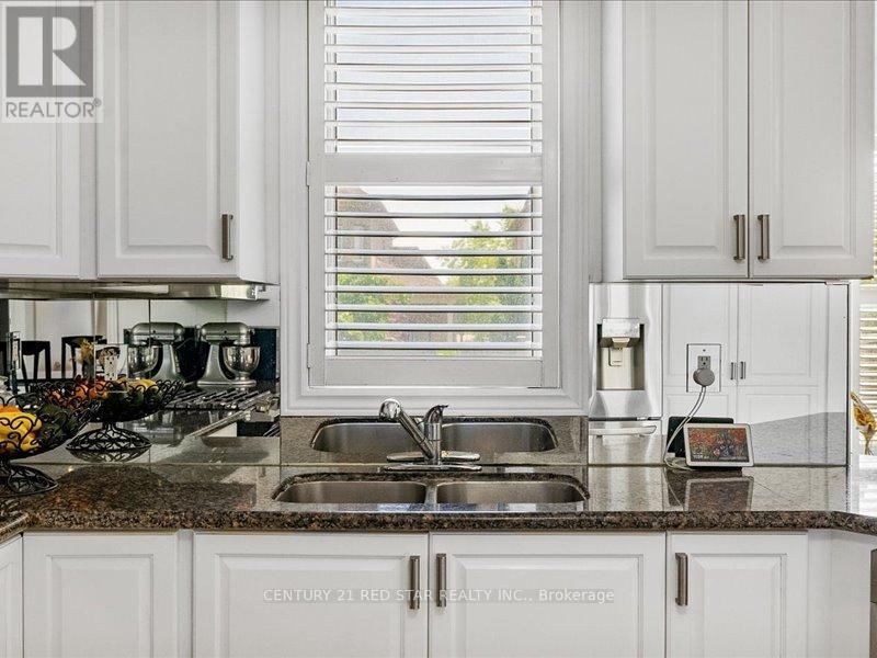 Photo 10 of 31 Eiffel Boulevard, Brampton ON