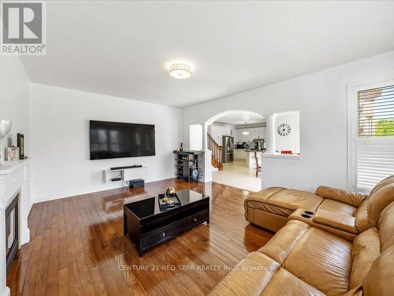 Photo 15 of 31 Eiffel Boulevard, Brampton ON