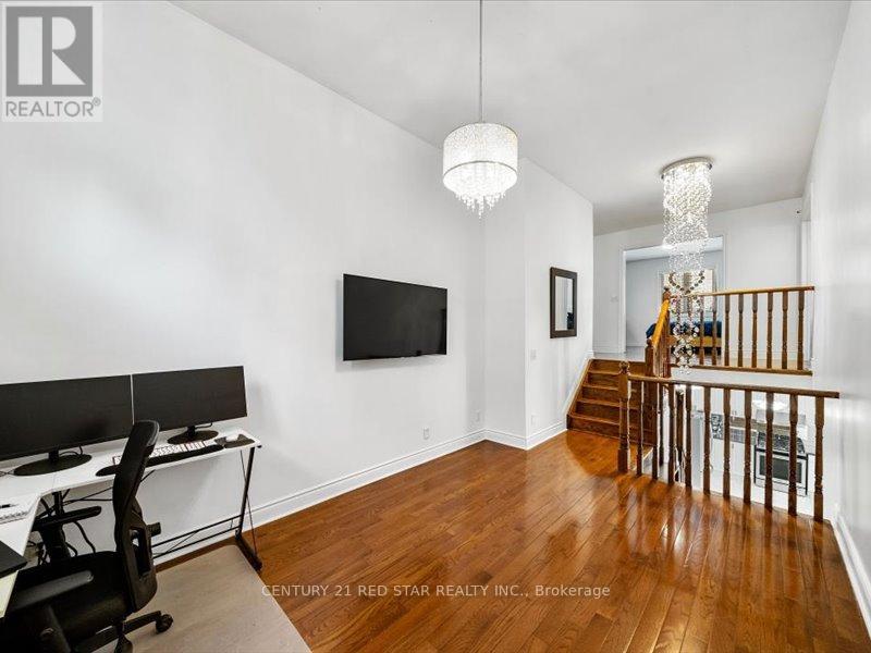 Photo 18 of 31 Eiffel Boulevard, Brampton ON