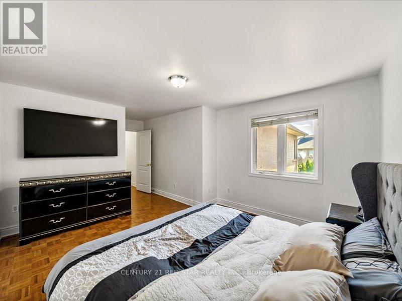 Photo 26 of 31 Eiffel Boulevard, Brampton ON
