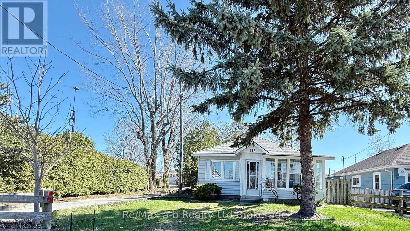Photo 39 of 115 Erie Boulevard, Norfolk ON