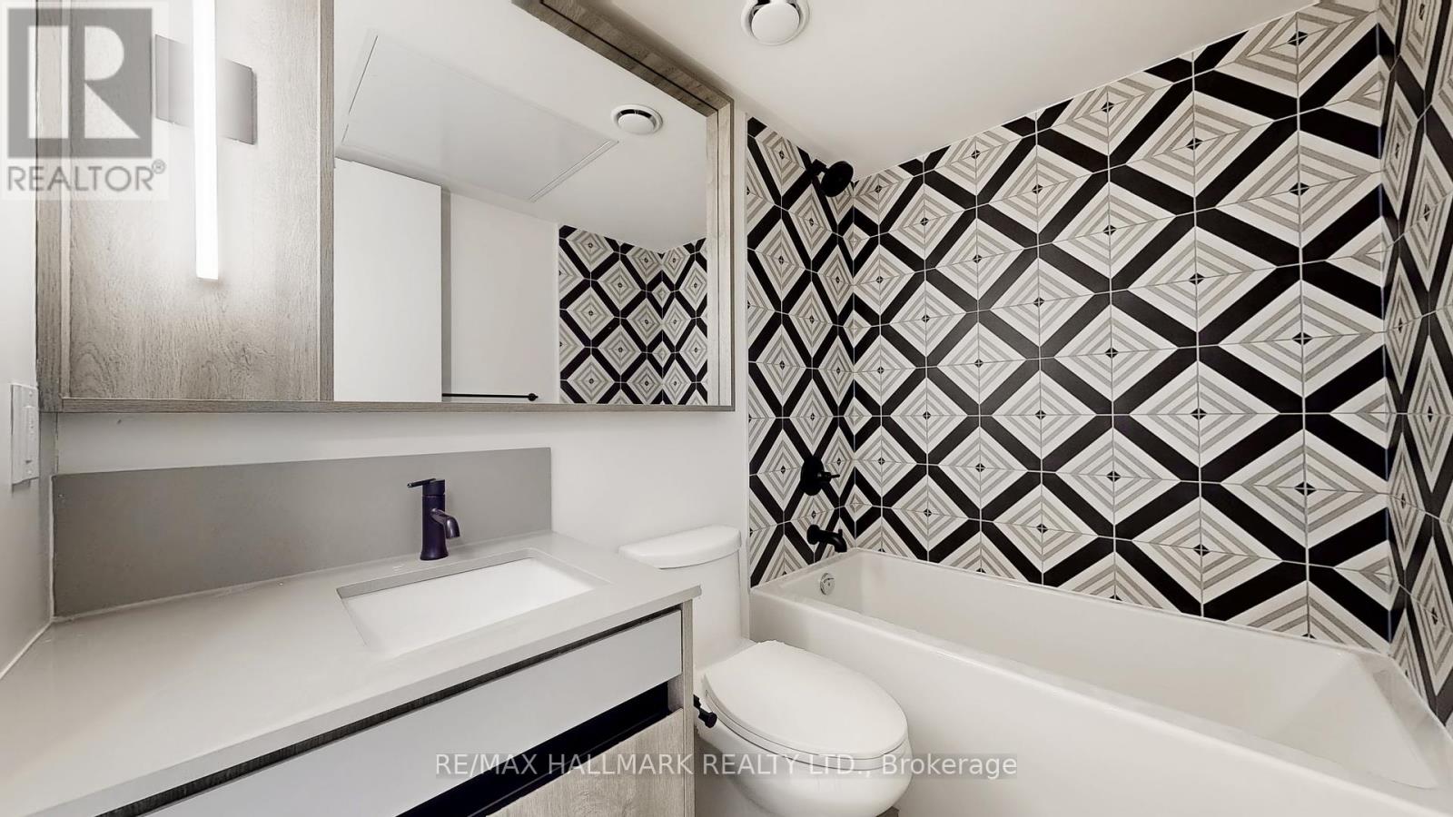 Photo 18 of 709 5 Lakeview Avenue, Toronto ON