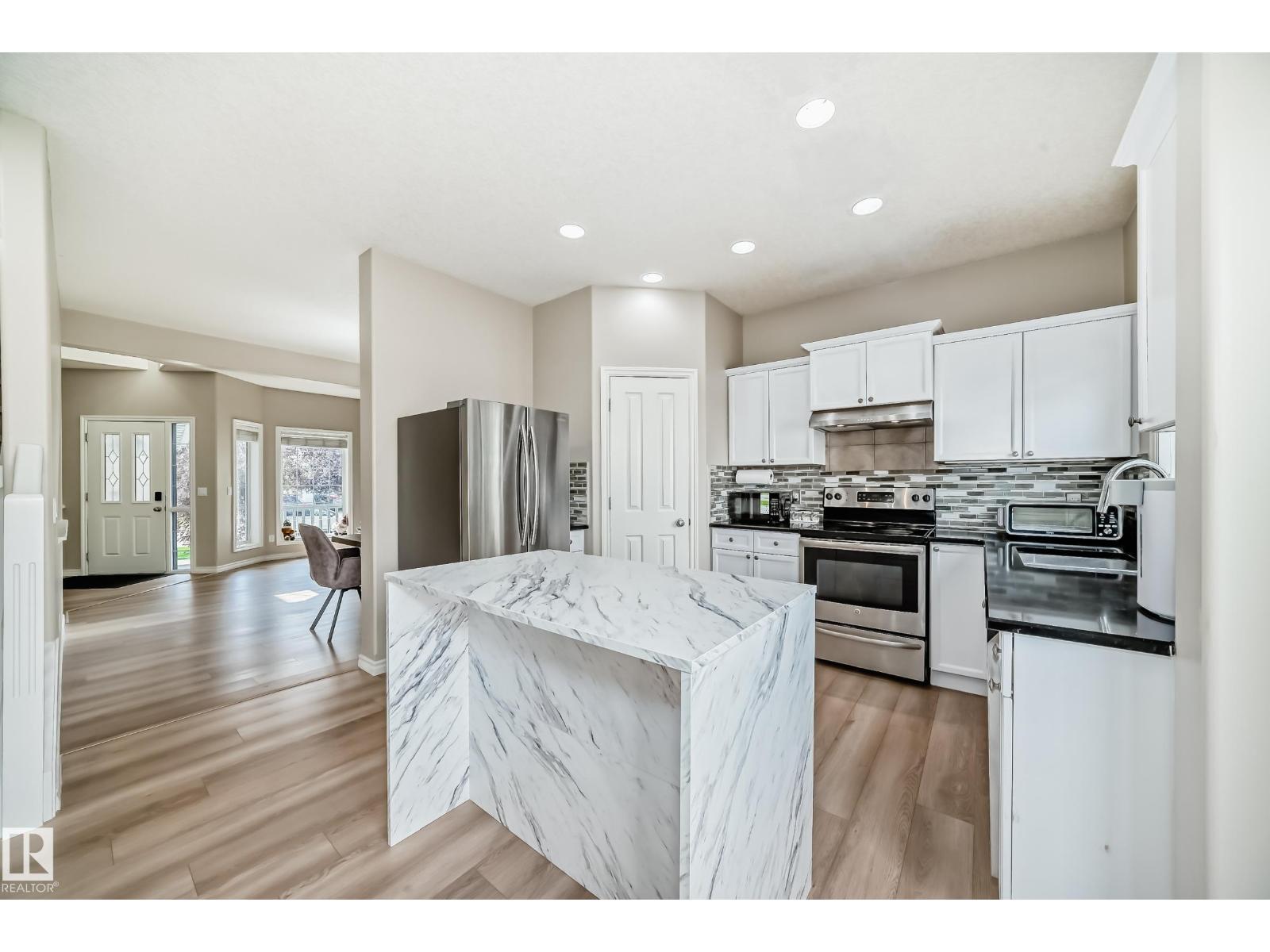Photo 10 of 8420 Sloane Cr Nw, Edmonton AB