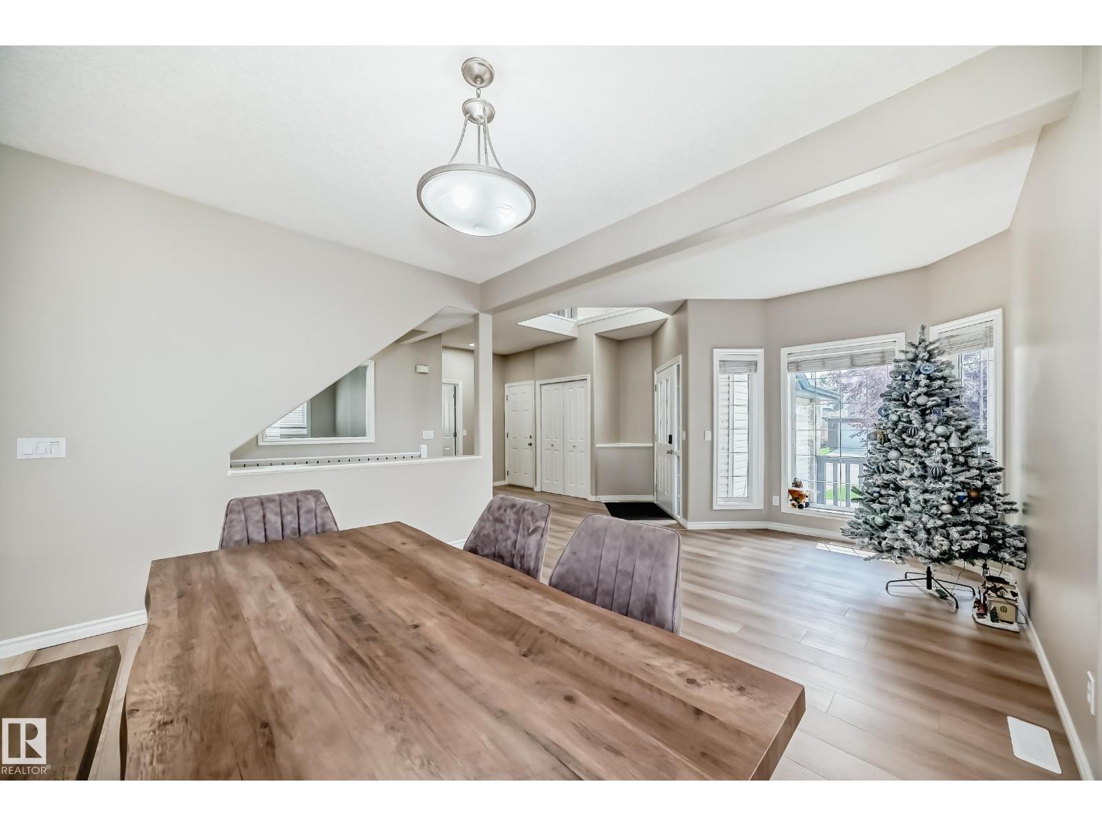 Photo 9 of 8420 Sloane Cr Nw, Edmonton AB