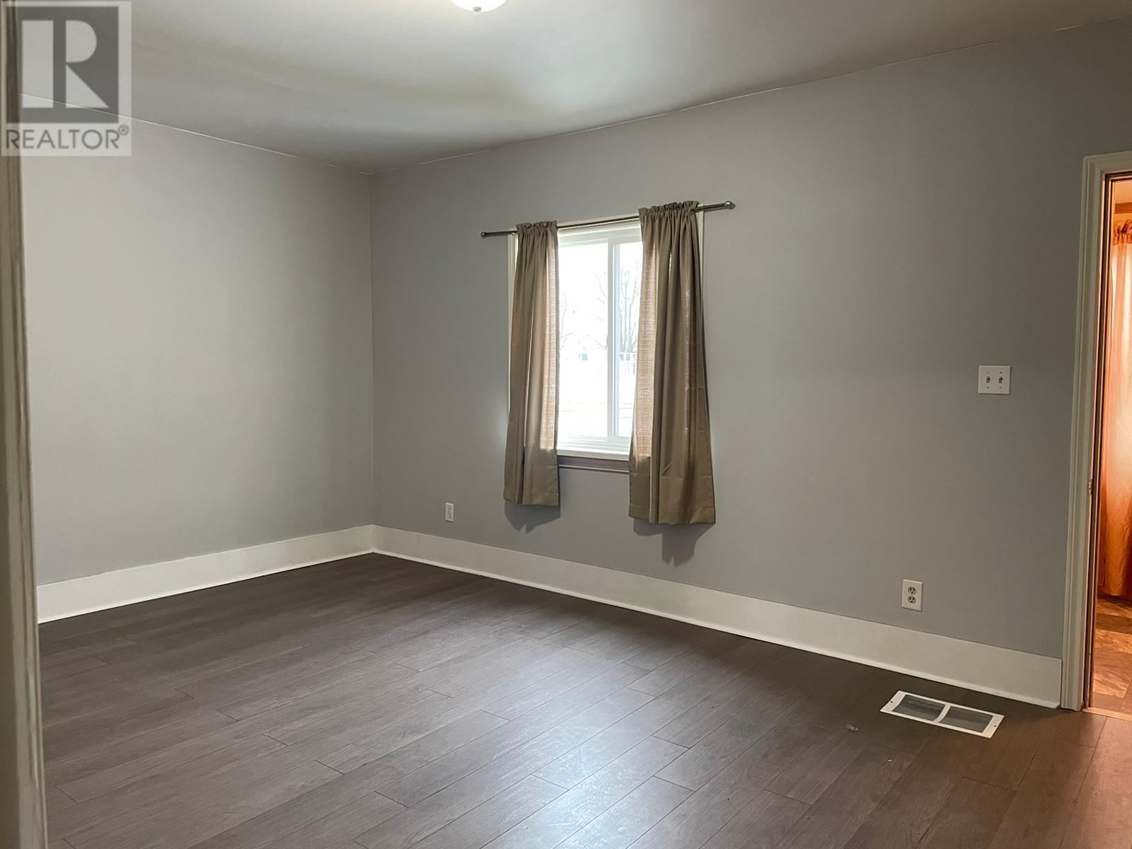 Photo 11 of 144 Central Park Ave, Sault Ste Marie ON