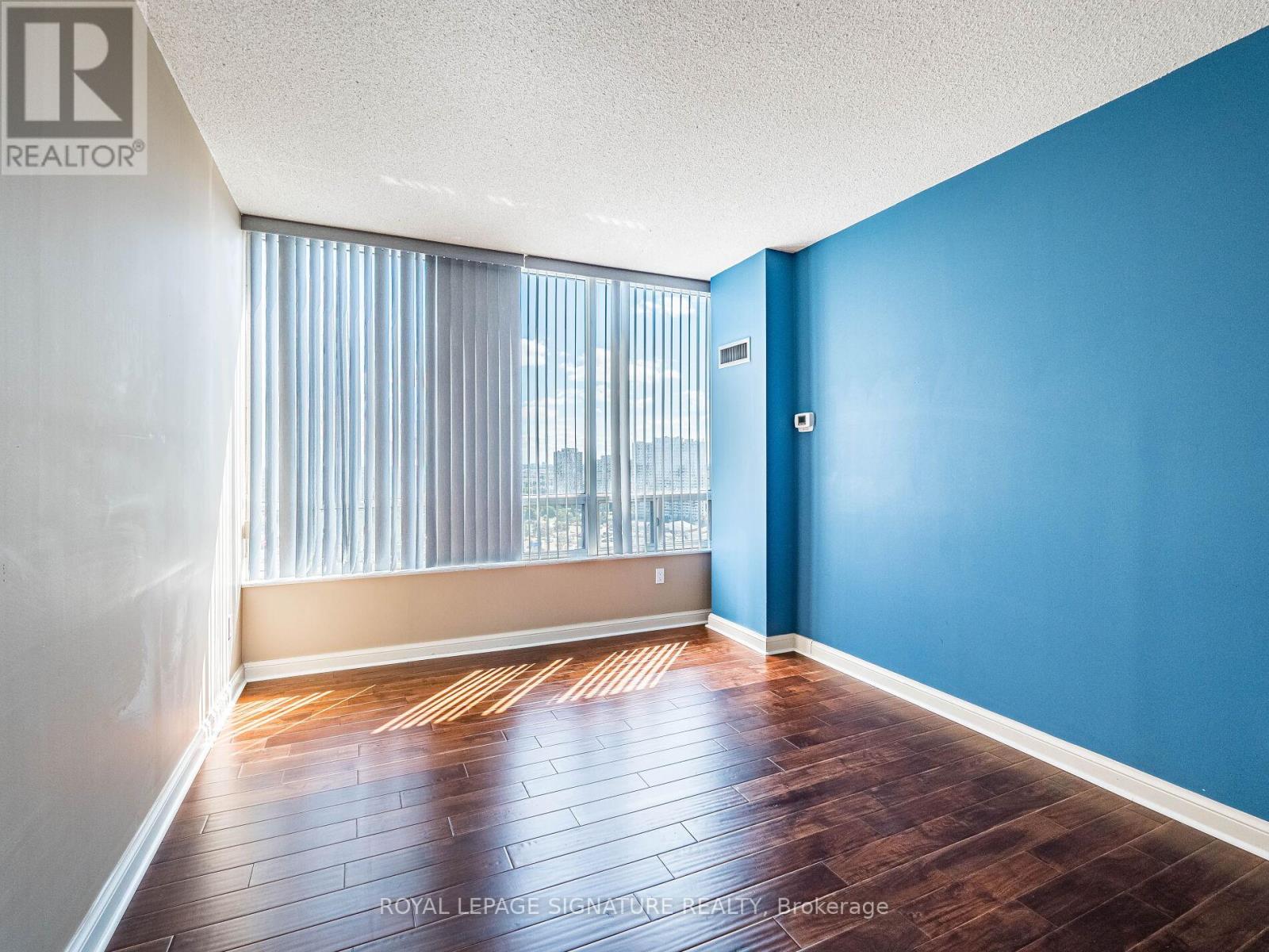 Photo 2 of 2204 24 Hanover Road, Brampton ON