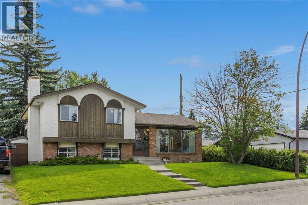 Photo 2 of 3043 Cedar Ridge Drive Sw, Calgary AB