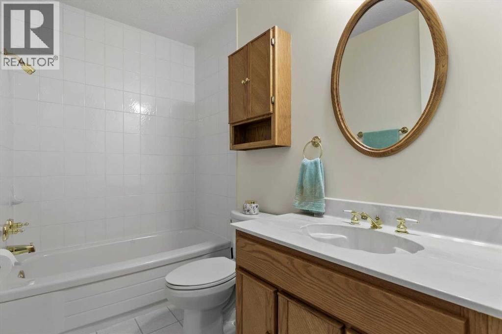 Photo 14 of 3043 Cedar Ridge Drive Sw, Calgary AB