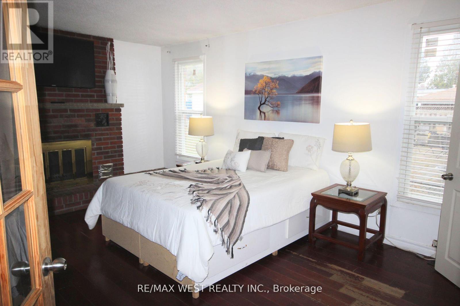 Photo 11 of 19 Lynmont Road, Toronto ON