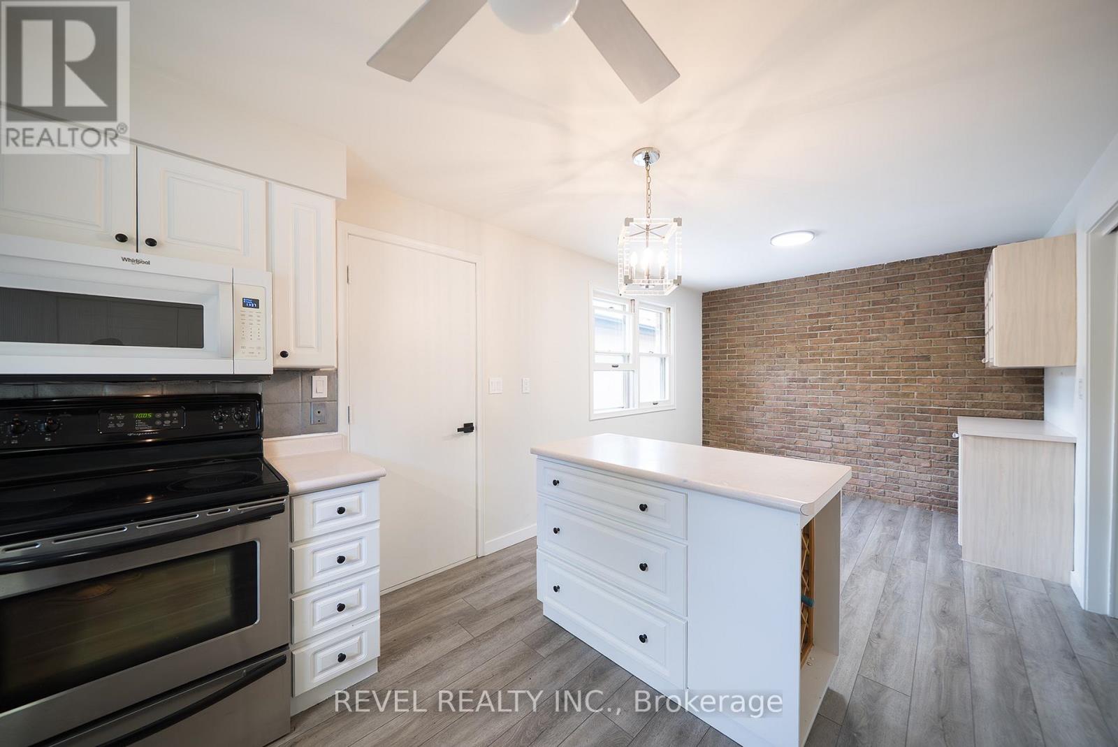 Photo 32 of 11 Glenwood Drive, Brantford ON