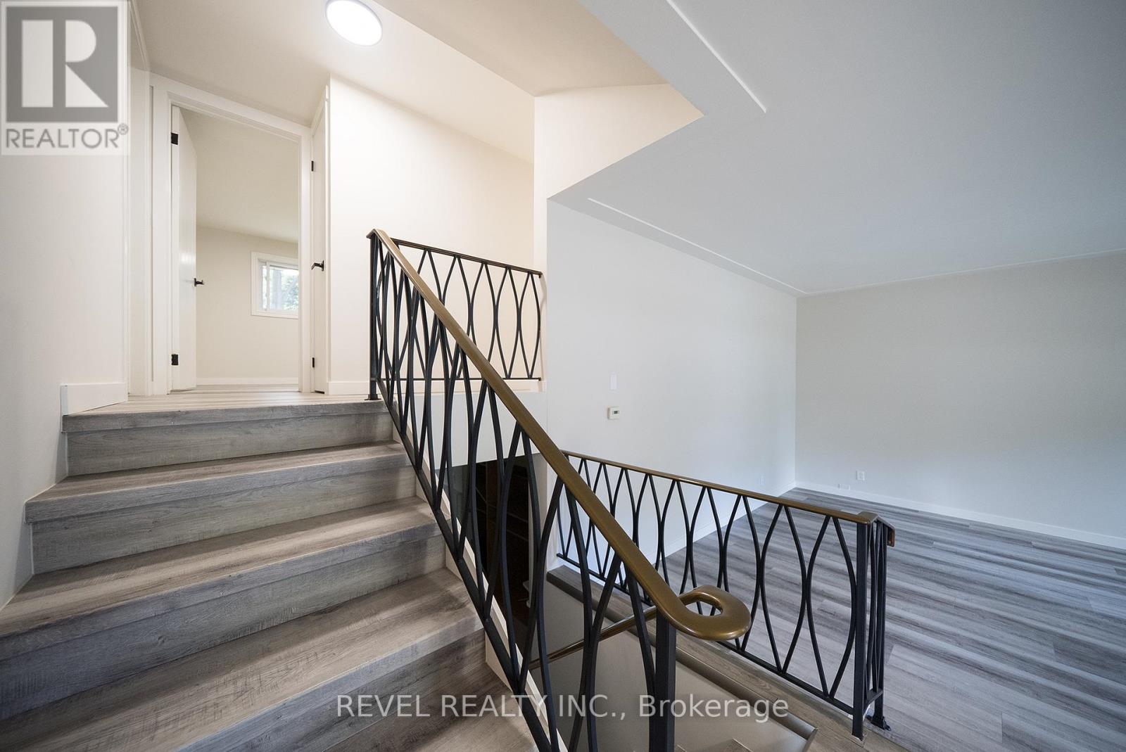 Photo 2 of 11 Glenwood Drive, Brantford ON