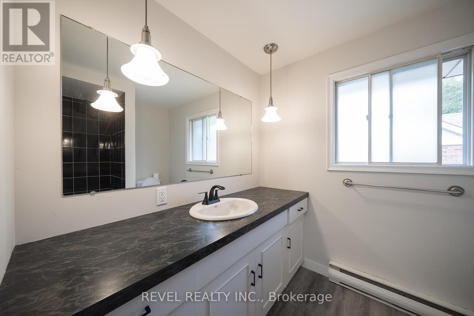 Photo 21 of 11 Glenwood Drive, Brantford ON