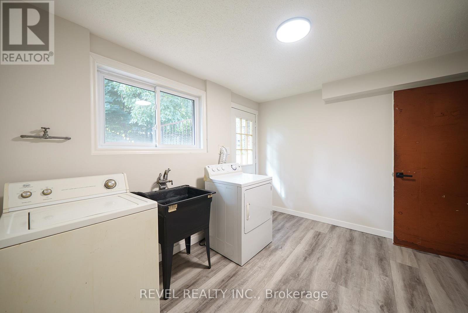 Photo 5 of 11 Glenwood Drive, Brantford ON