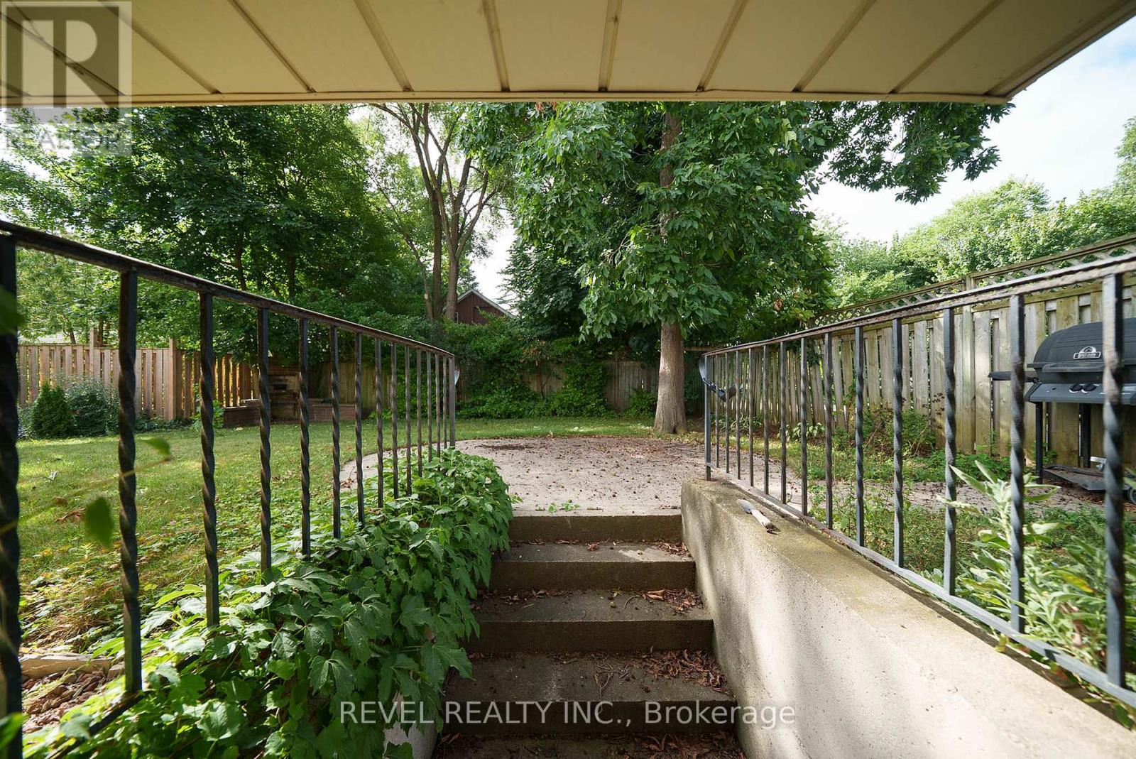 Photo 9 of 11 Glenwood Drive, Brantford ON