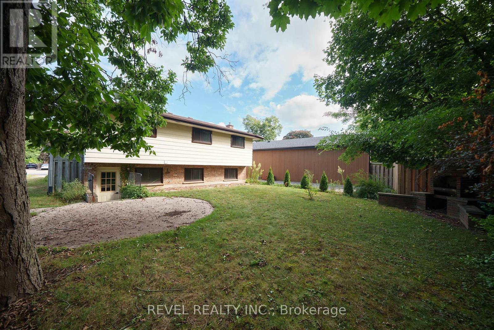 Photo 12 of 11 Glenwood Drive, Brantford ON