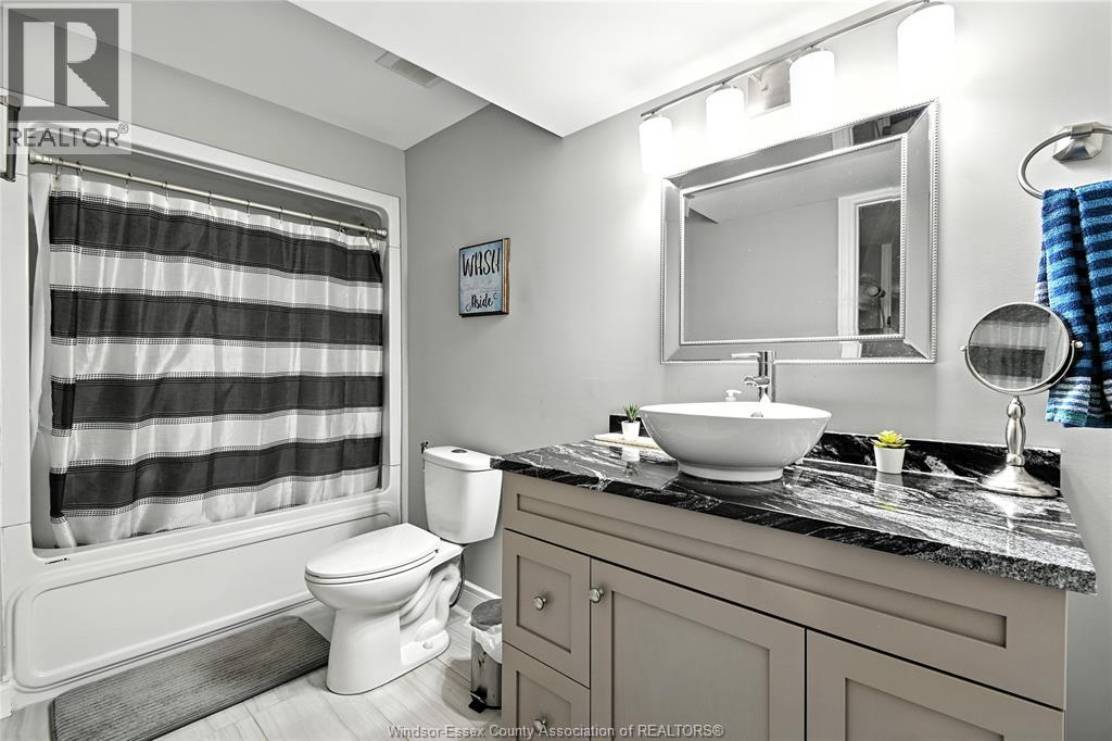 Photo 7 of 3538 Hallee Crescent, Windsor ON