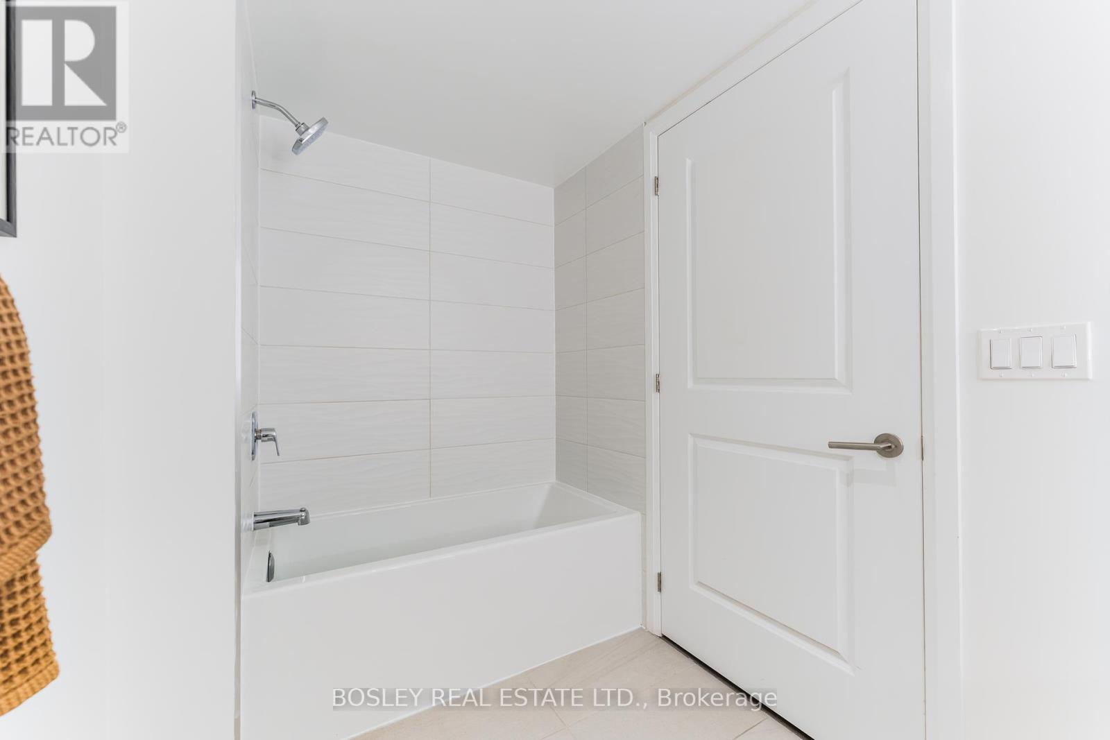 Photo 3 of 322 2301 Danforth Avenue, Toronto ON