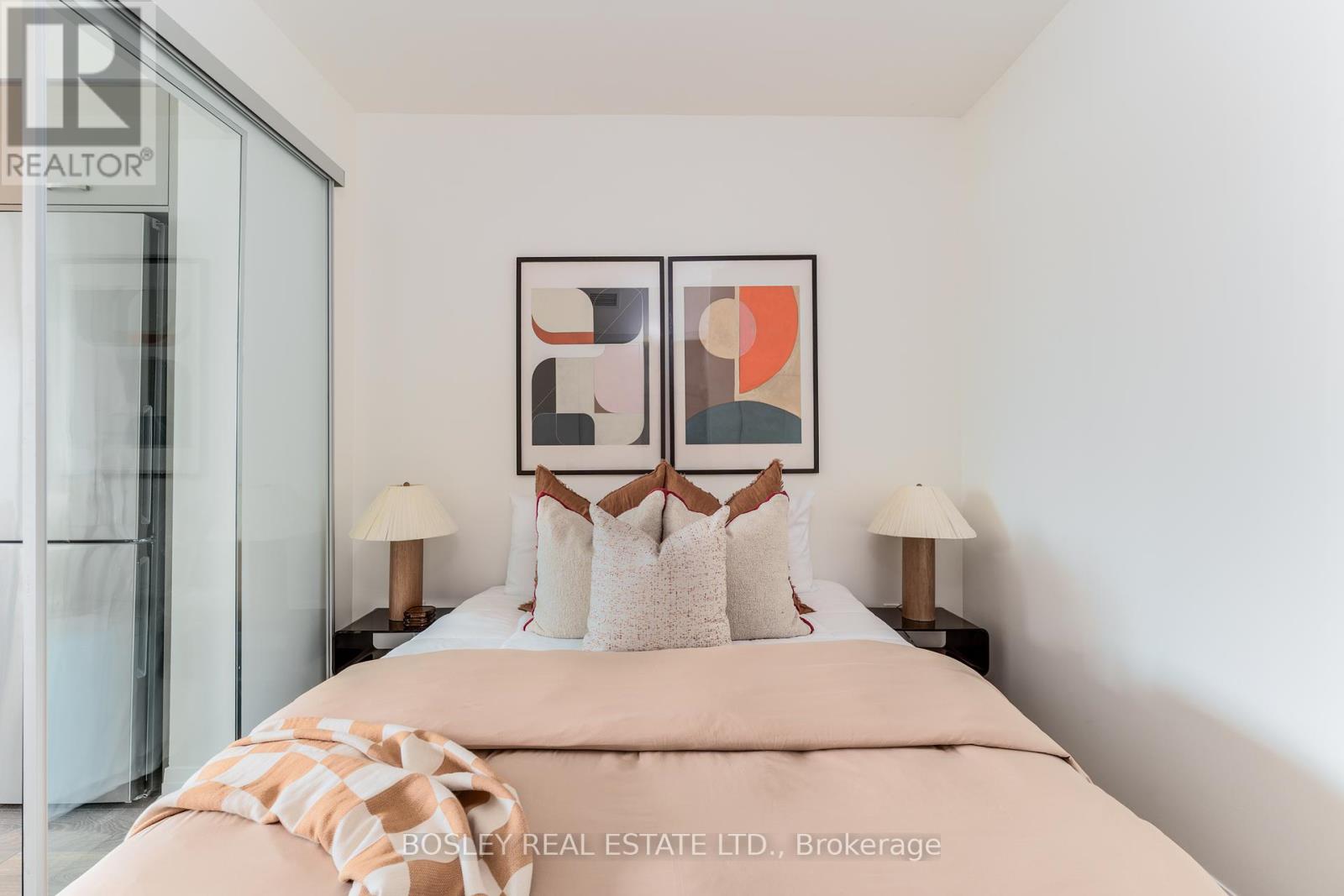 Photo 8 of 322 2301 Danforth Avenue, Toronto ON