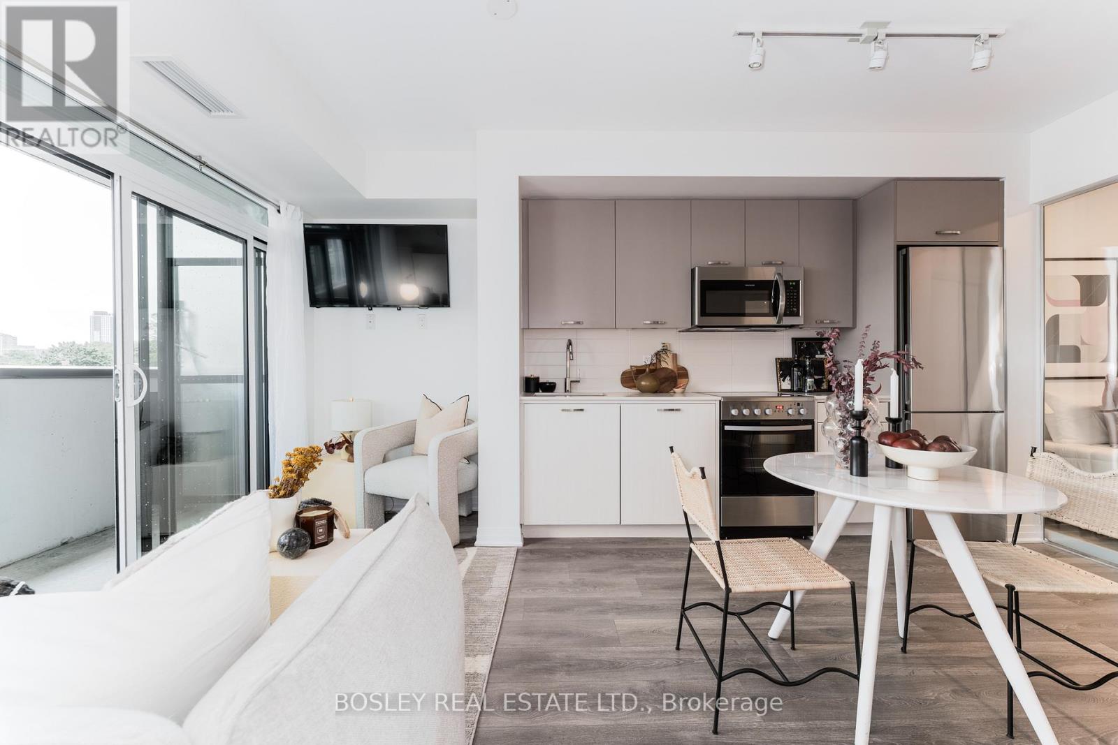Photo 15 of 322 2301 Danforth Avenue, Toronto ON