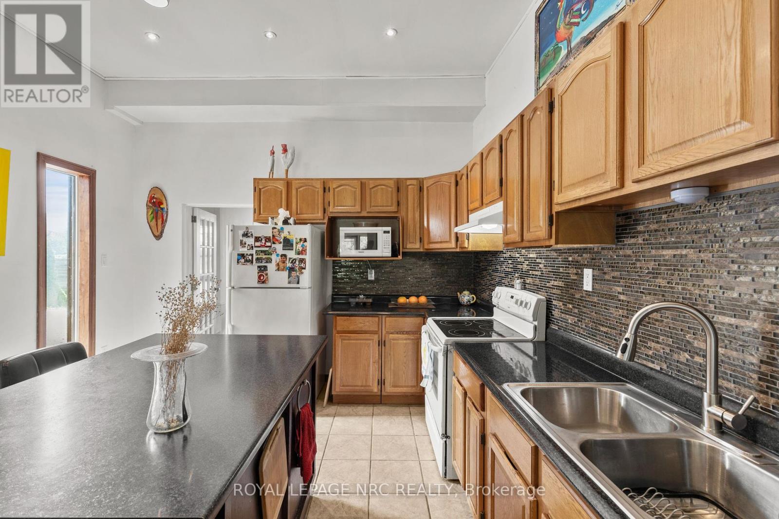 Photo 3 of 40 Kingsway, Welland ON