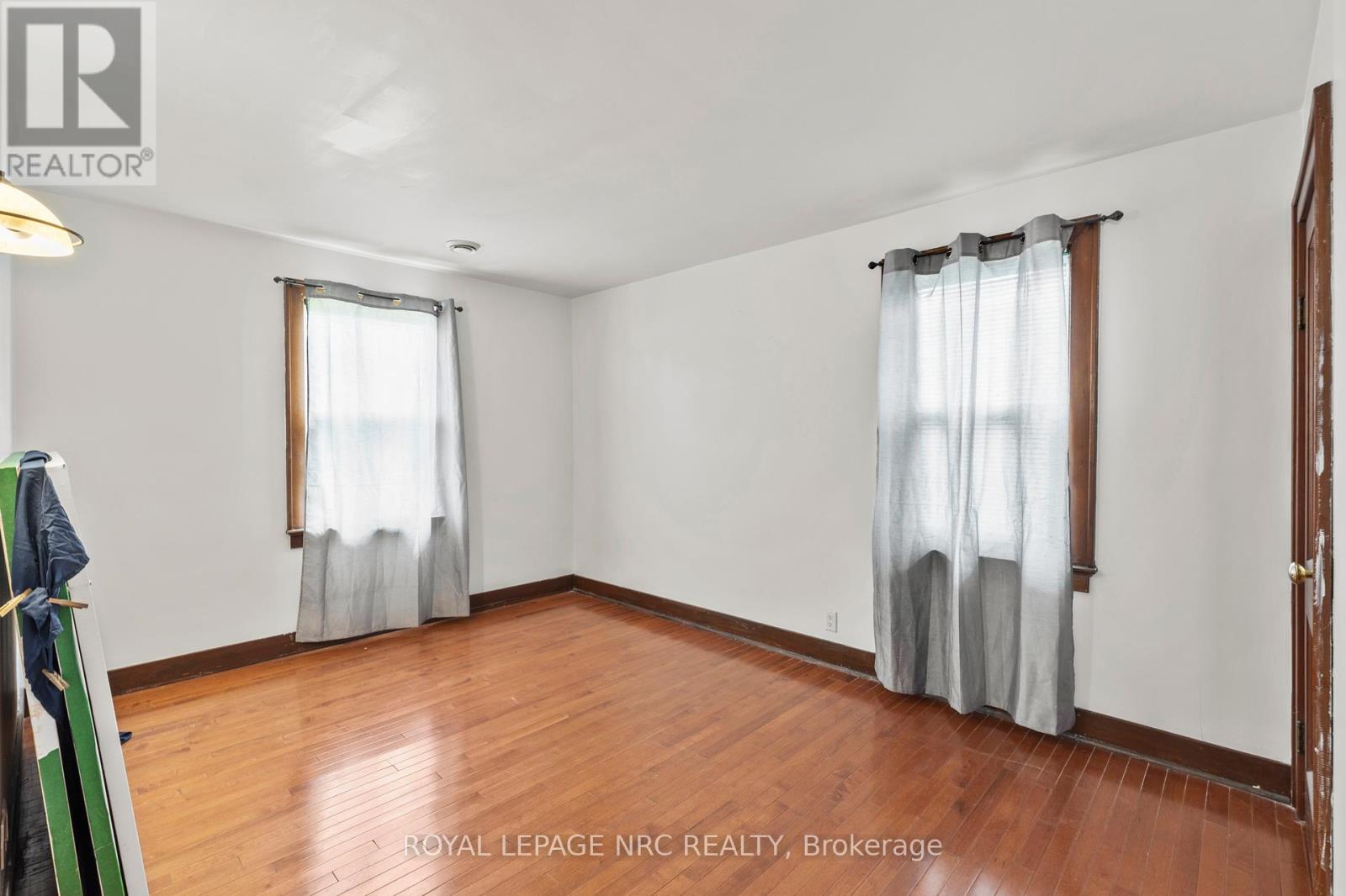 Photo 5 of 40 Kingsway, Welland ON