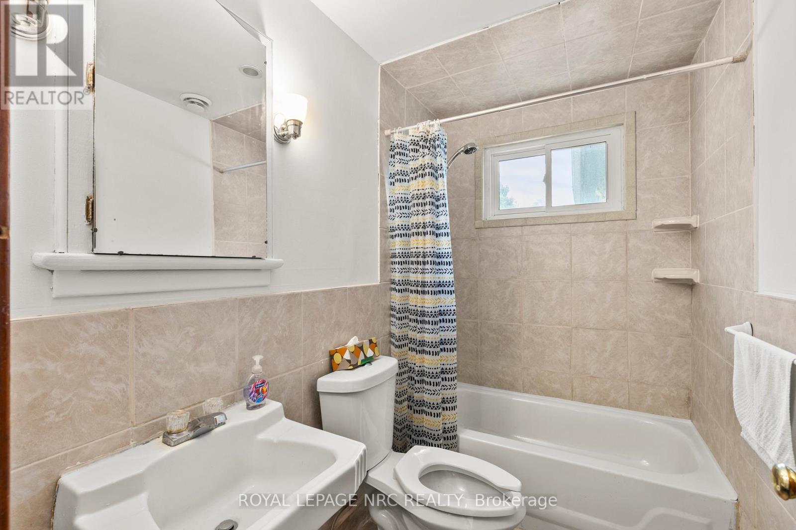 Photo 45 of 40 Kingsway, Welland ON