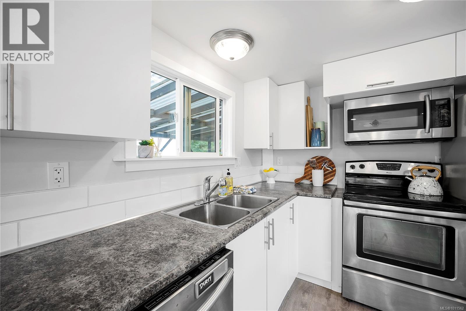 Photo 3 of 15 3449 Hallberg Rd, Nanaimo BC