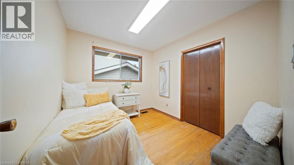Photo 13 of 25 Kensington Avenue, Brantford ON