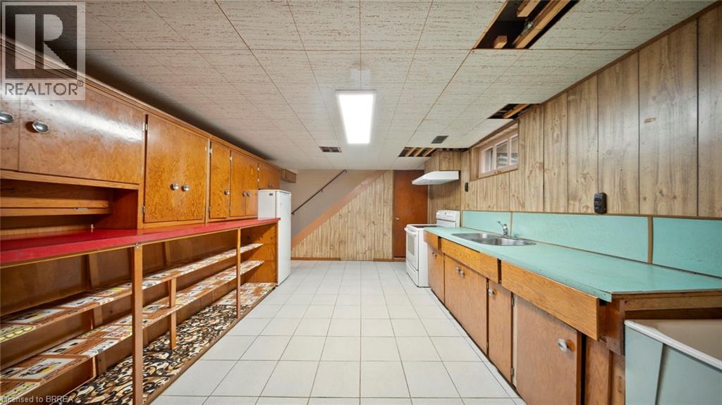 Photo 19 of 25 Kensington Avenue, Brantford ON