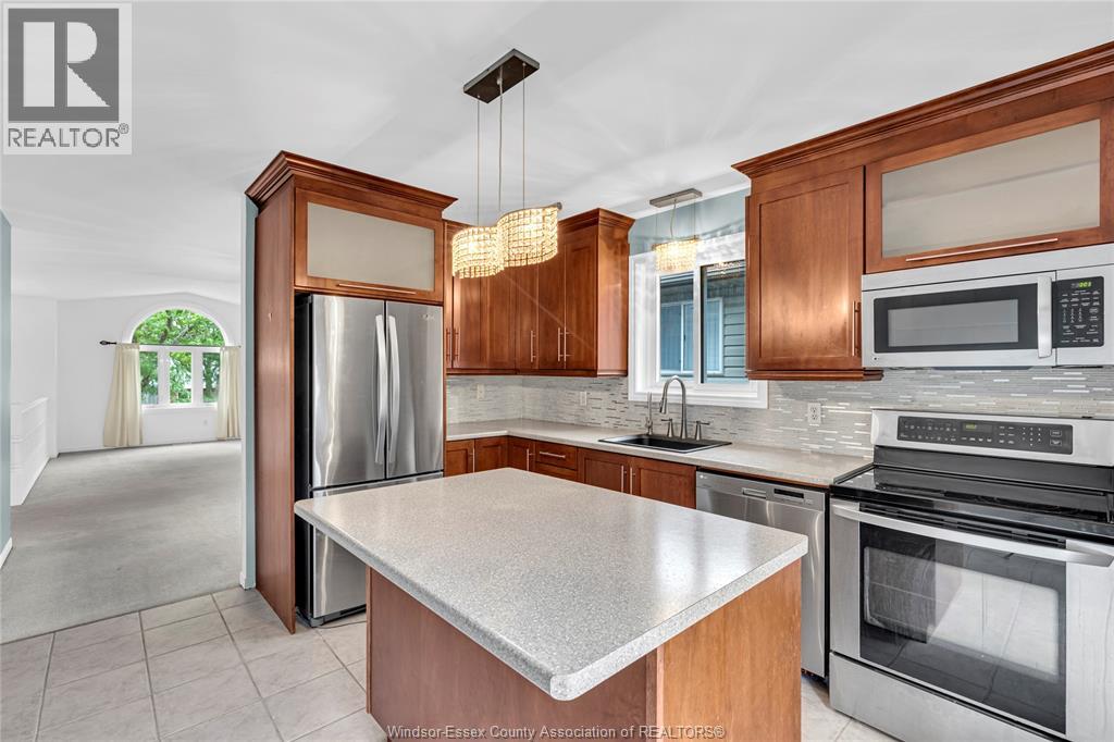 Photo 6 of 1152 Lakeview, Windsor ON