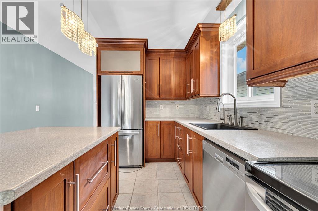 Photo 7 of 1152 Lakeview, Windsor ON