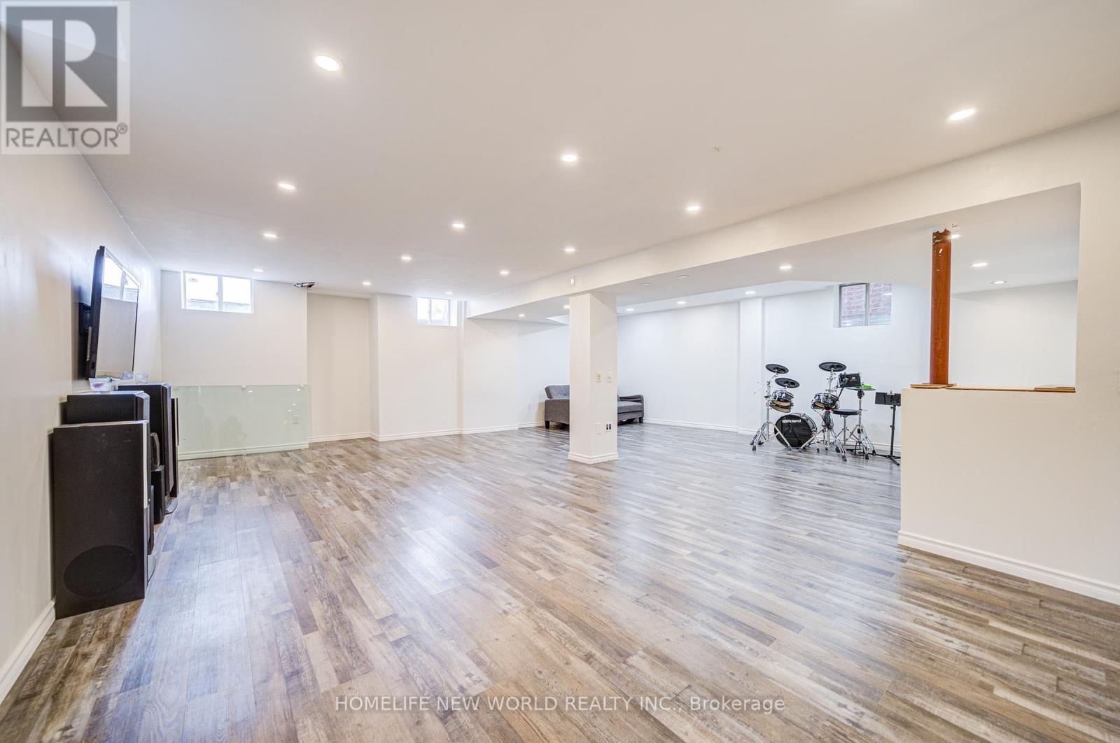 Photo 45 of 88 Roth Street, Aurora ON