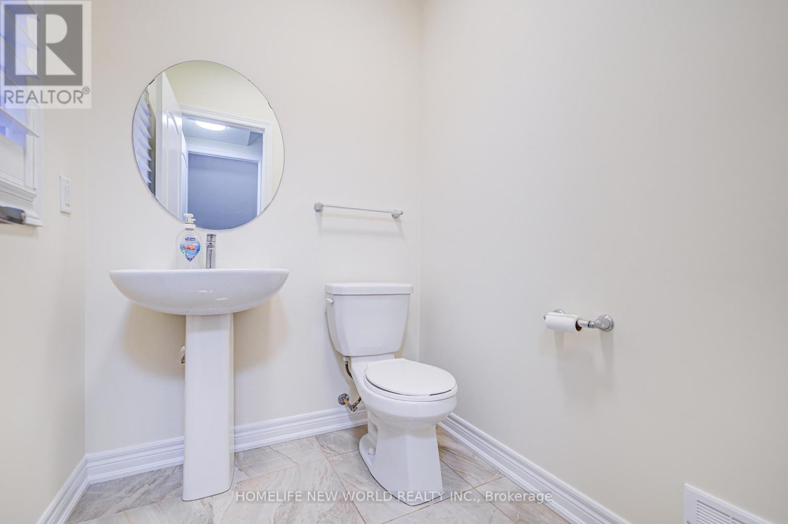 Photo 21 of 88 Roth Street, Aurora ON