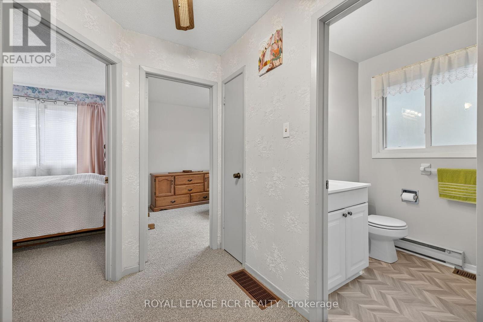 Photo 21 of 856 Magnolia Avenue, Newmarket ON