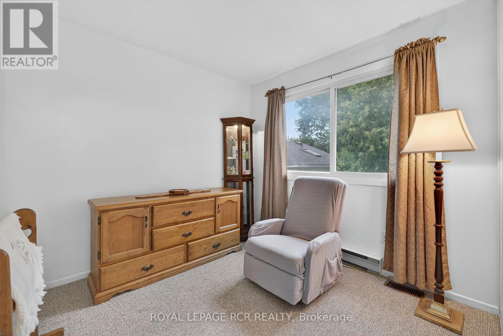 Photo 23 of 856 Magnolia Avenue, Newmarket ON